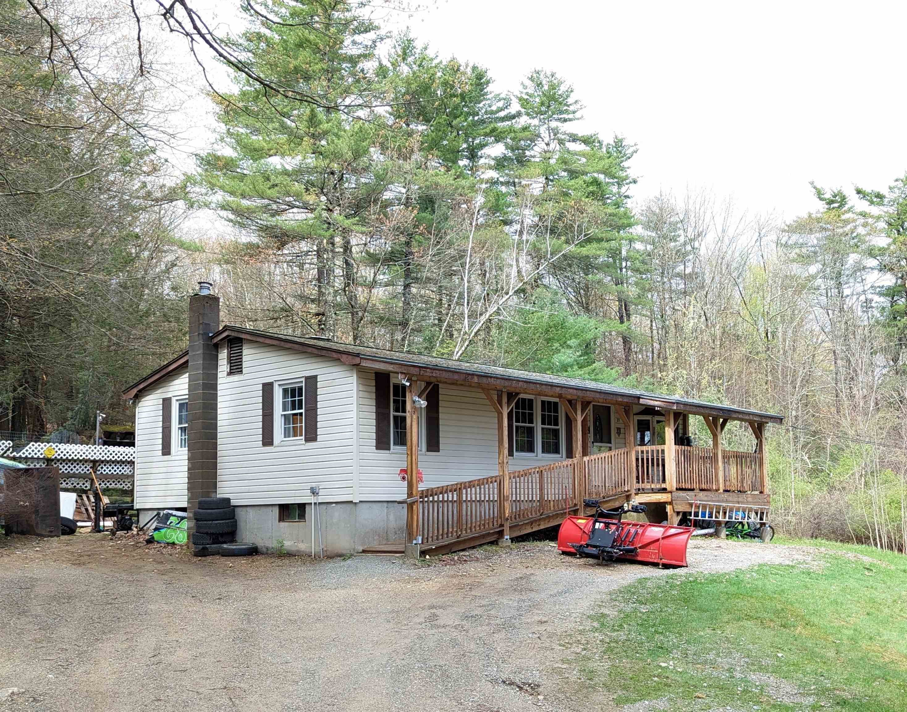 Property Photo:  29 Davisville Road  NH 03086 