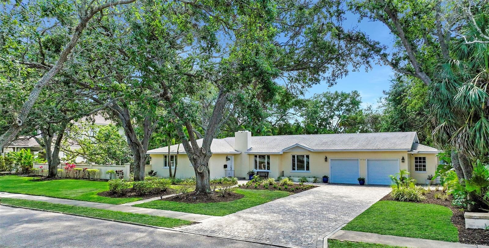 Property Photo:  1722 North Drive  FL 34239 