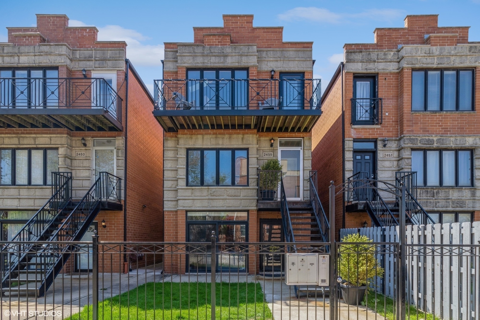 Property Photo: 2455 W Arthington Street 2 IL 60612