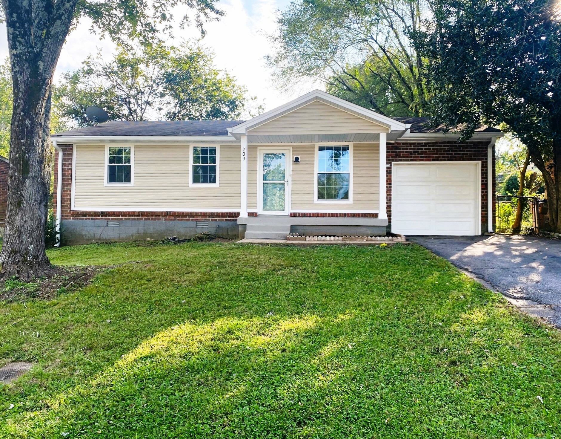 Property Photo:  209 Manatee Ct  TN 37013 