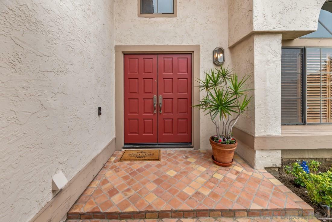 Property Photo: 8869 La Cartera St CA 92129
