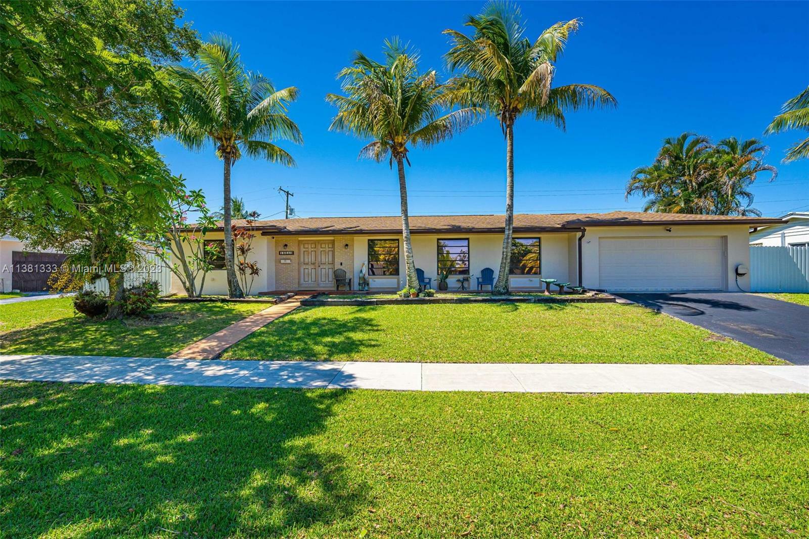 Property Photo: 15640 Palmetto Club Dr FL 33157