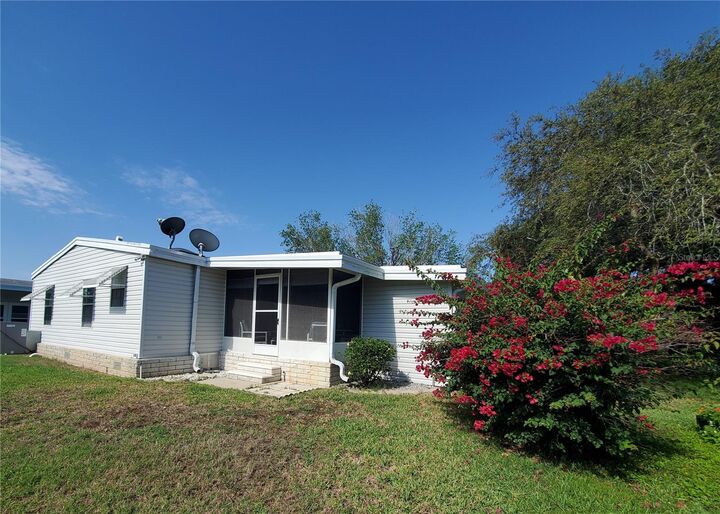 Property Photo: 433 King Way FL 32778