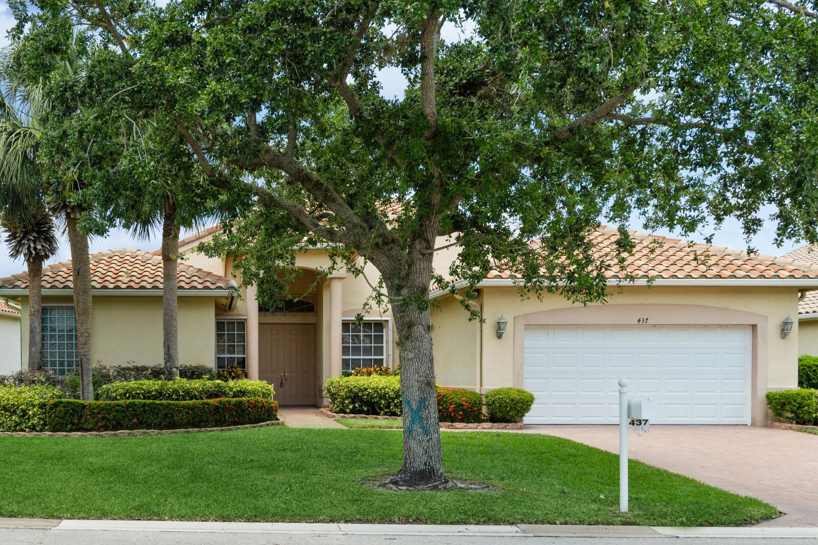 Property Photo: 437 NW Brookville Court FL 34986