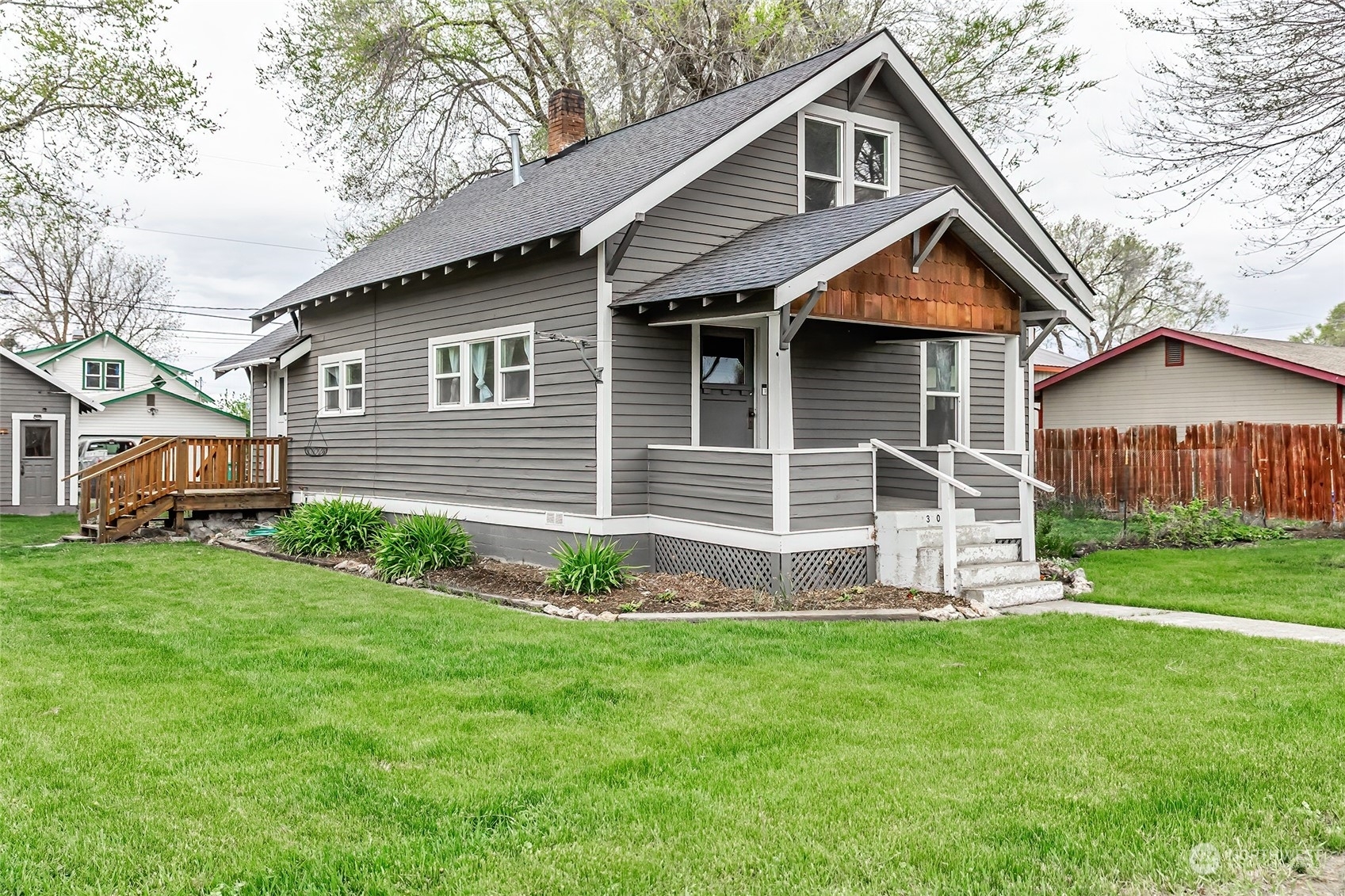 Property Photo:  301 N Lincoln Street  WA 98926 