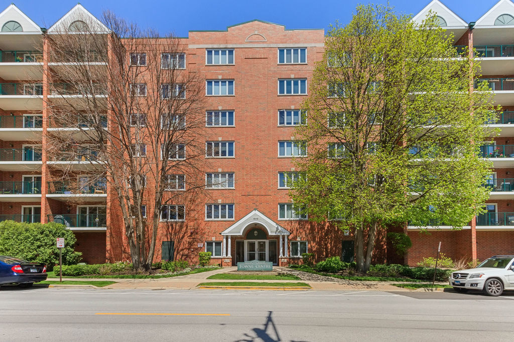 Property Photo: 1600 E Thacker Street 612 IL 60016