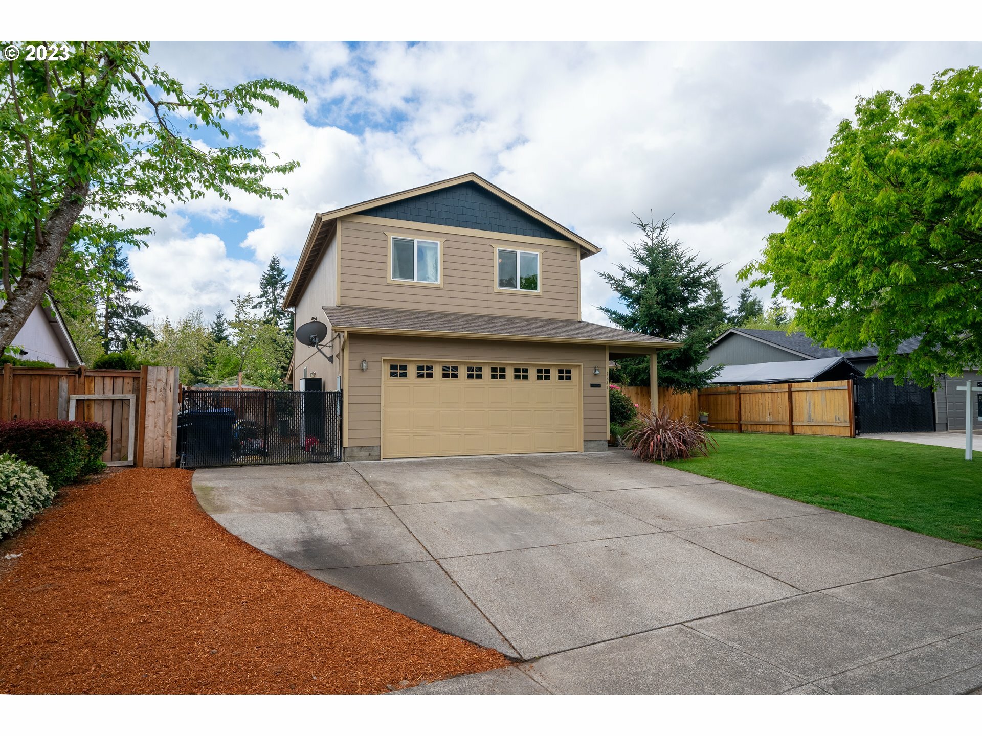 Property Photo: 1244 Jonmart Ave OR 97306