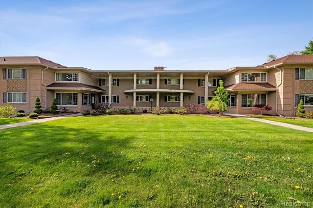 Property Photo:  2377 Walton Blvd. Walton Boulevard 13  MI 48309 