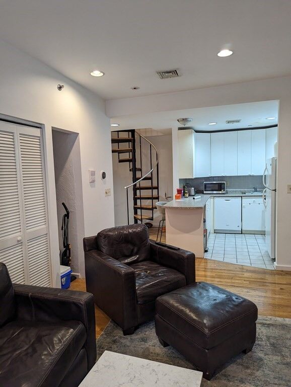 Property Photo: 280 Newbury Street 2 MA 02116