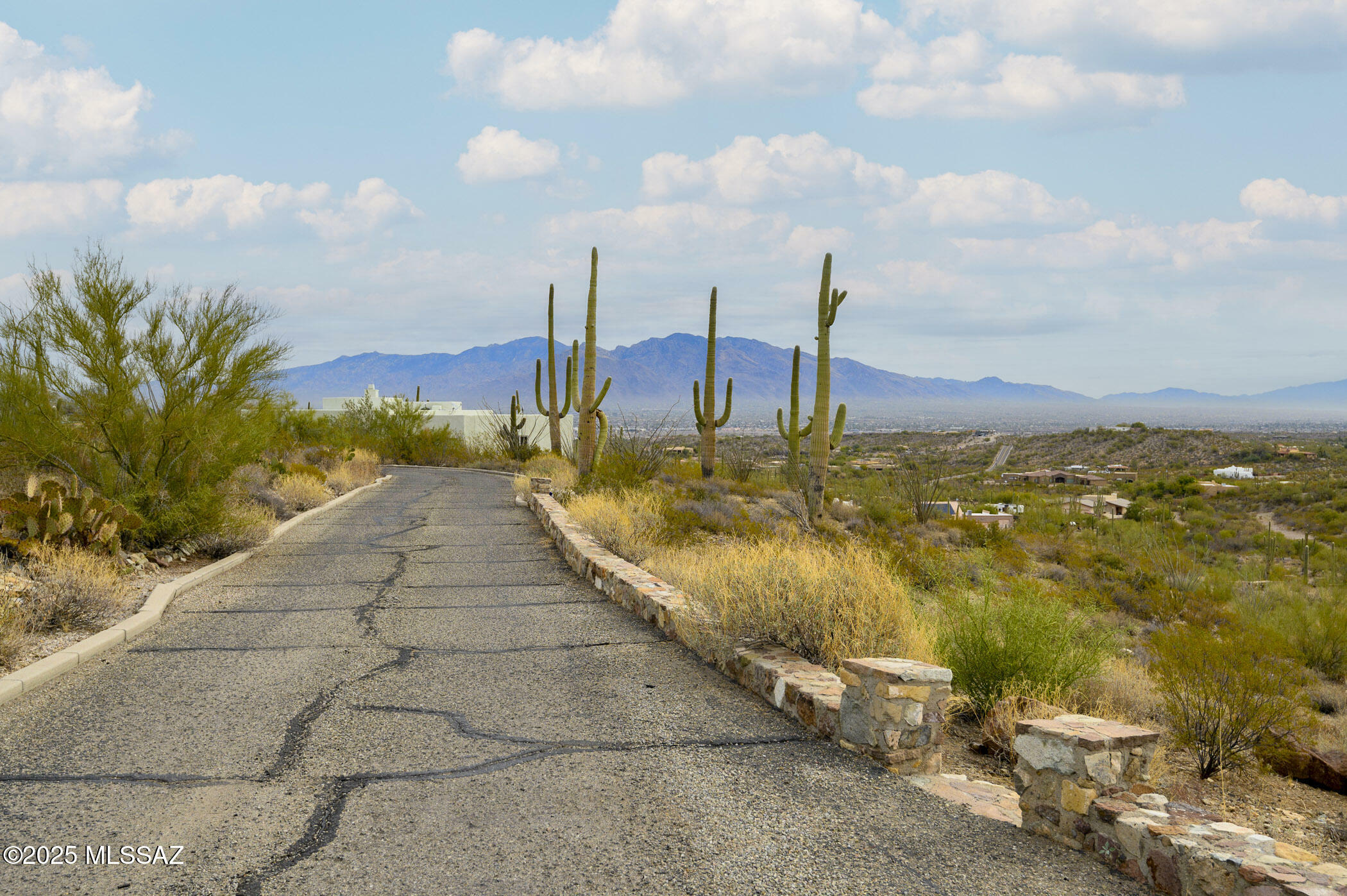 Property Photo: 5593 N Park Ridge Place AZ 85743
