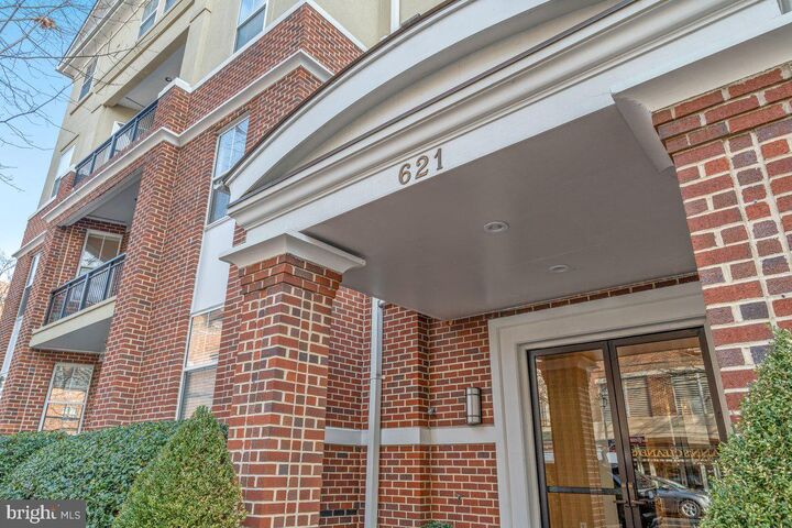 621 N Saint Asaph Street 301  Alexandria VA 22314 photo
