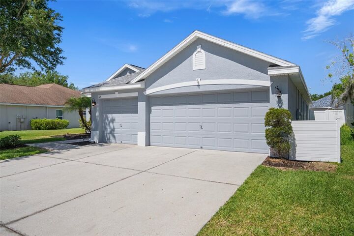 Property Photo: 1214 Emerald Hill Way FL 33594