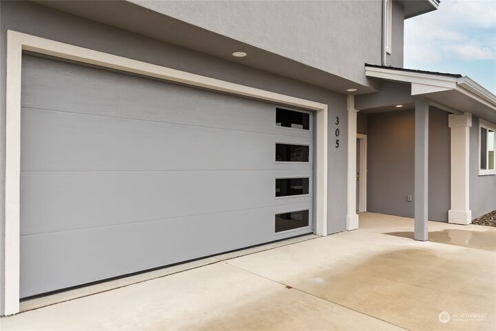 Property Photo: 305 E Stanford Avenue WA 98926