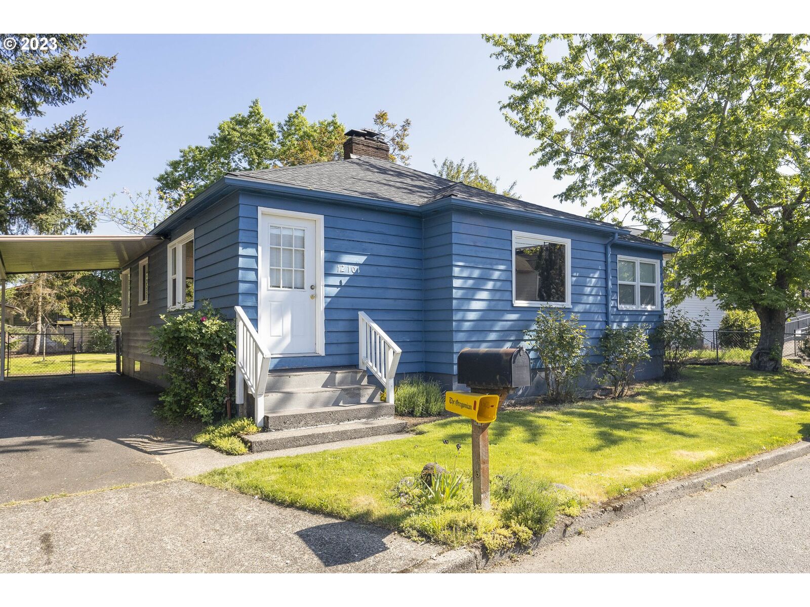 Property Photo:  12101 SE Lincoln St  OR 97216 