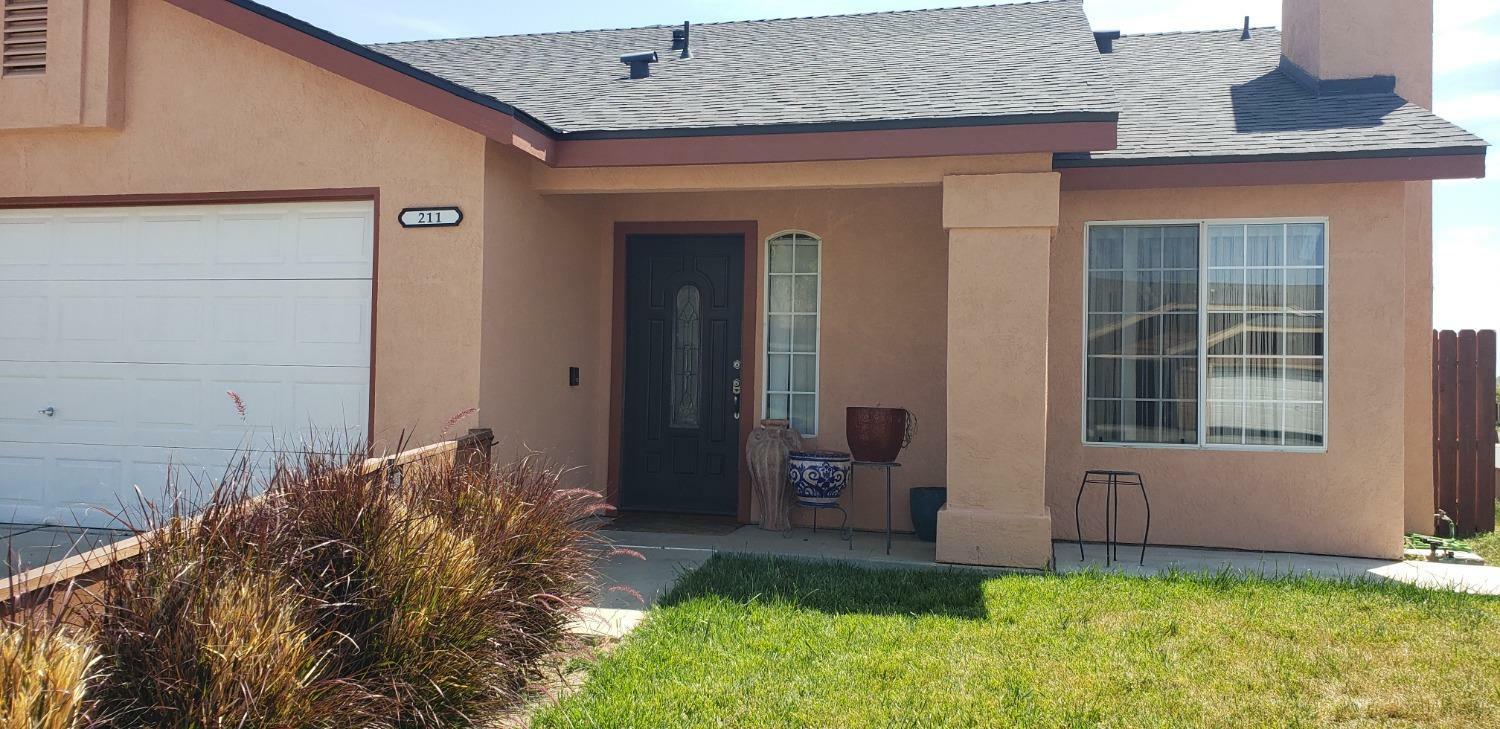Property Photo:  211 Willow Springs Avenue  CA 93210 