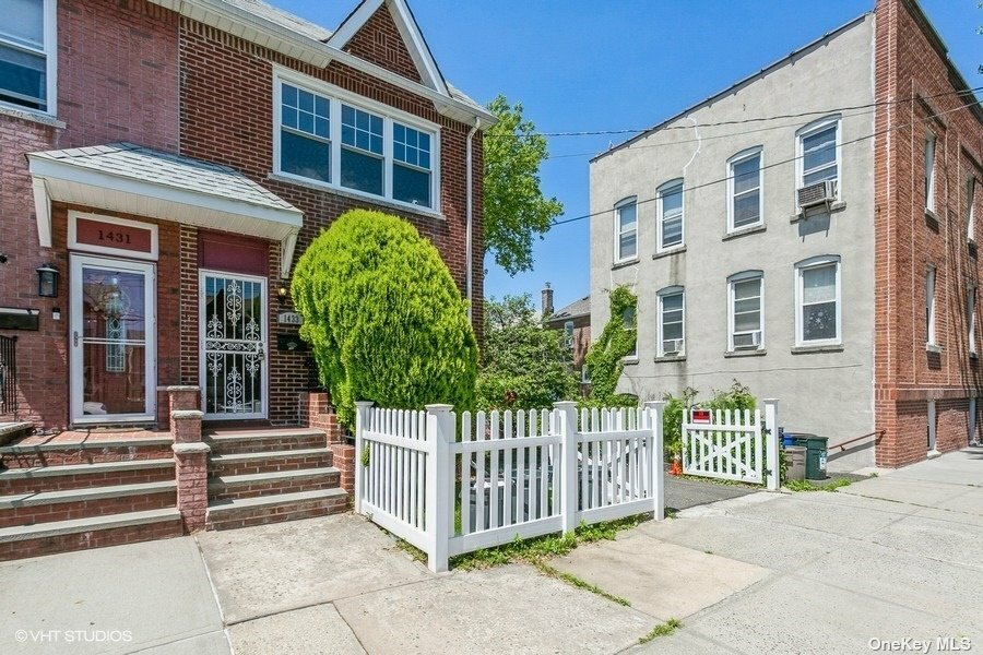 Property Photo:  1433 Hobart Avenue  NY 10461 