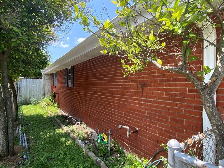 Property Photo: 2400 Creely Drive LA 70043