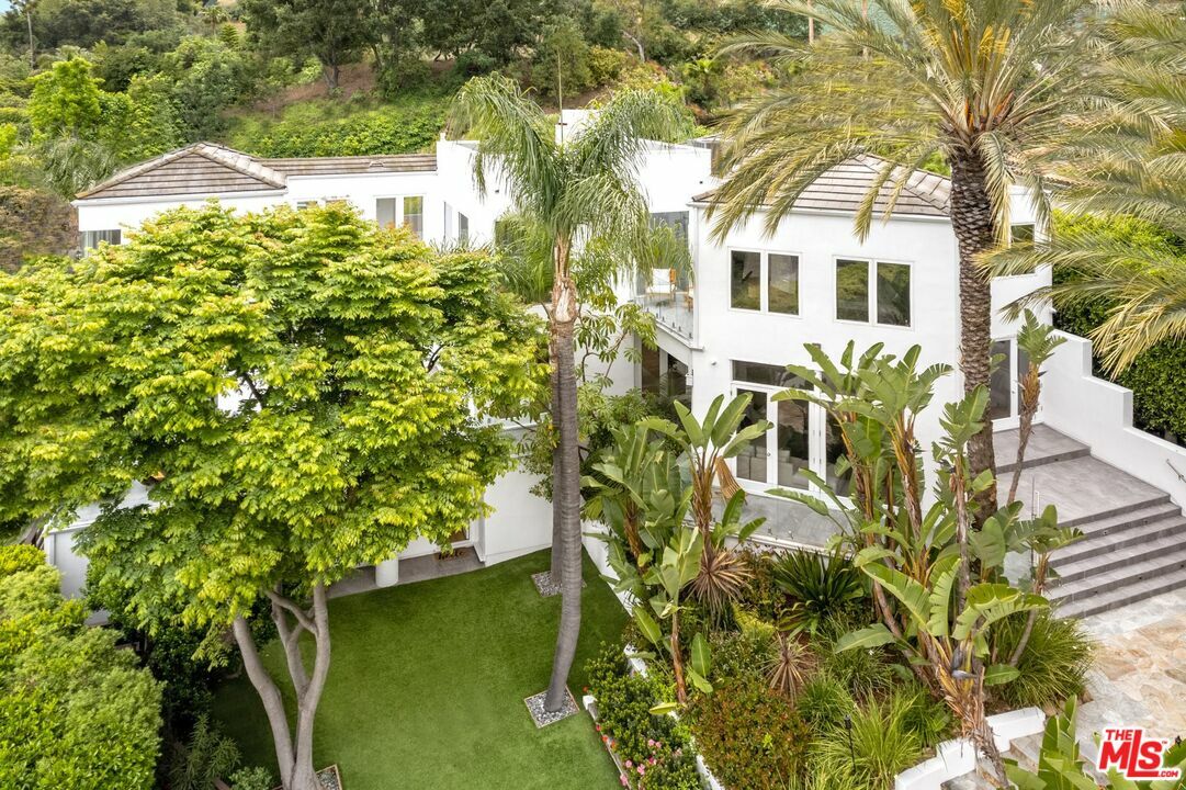 Property Photo: 7759 Torreyson Dr CA 90046
