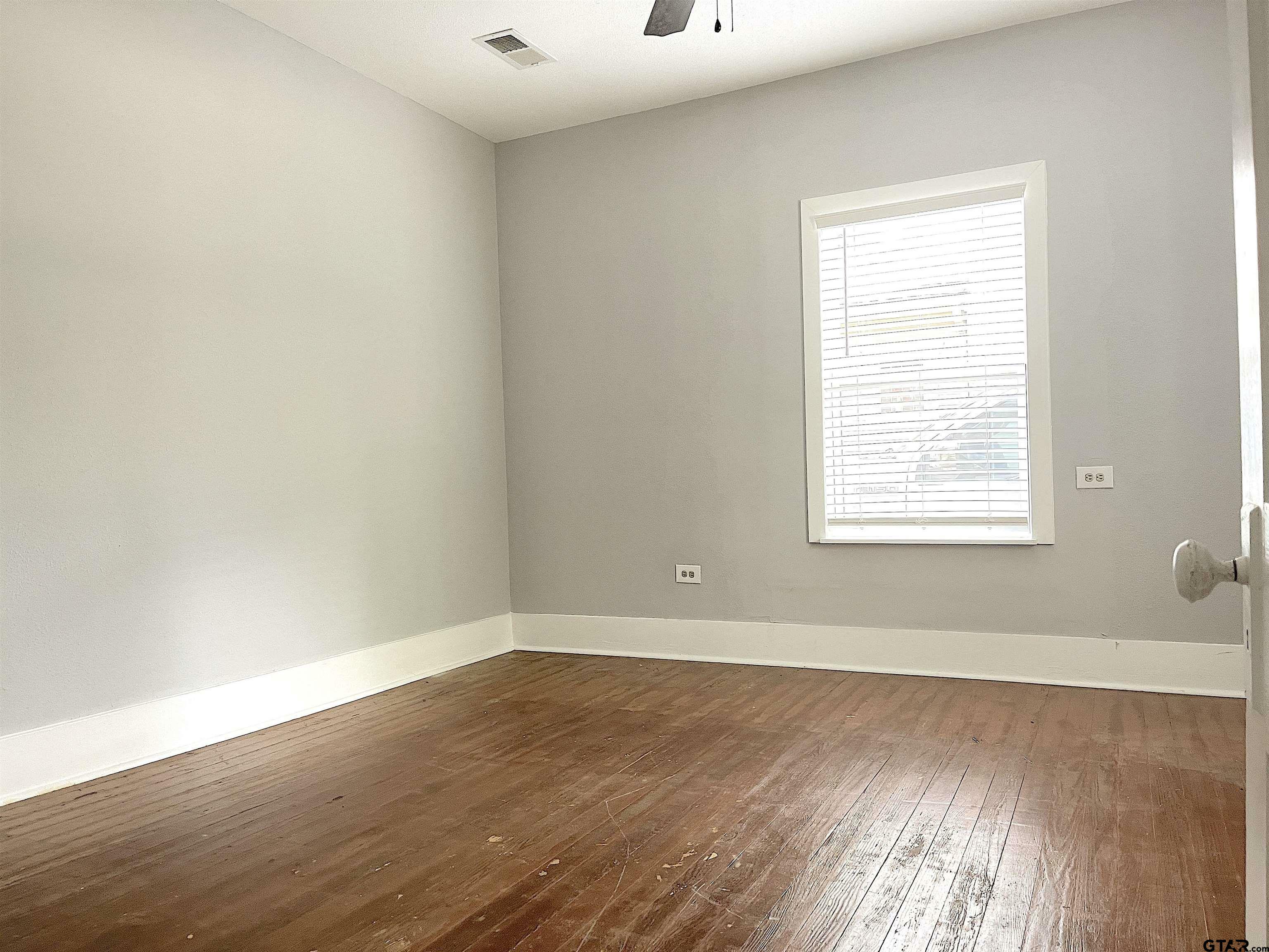 Property Photo: 305 S Mill St TX 75494