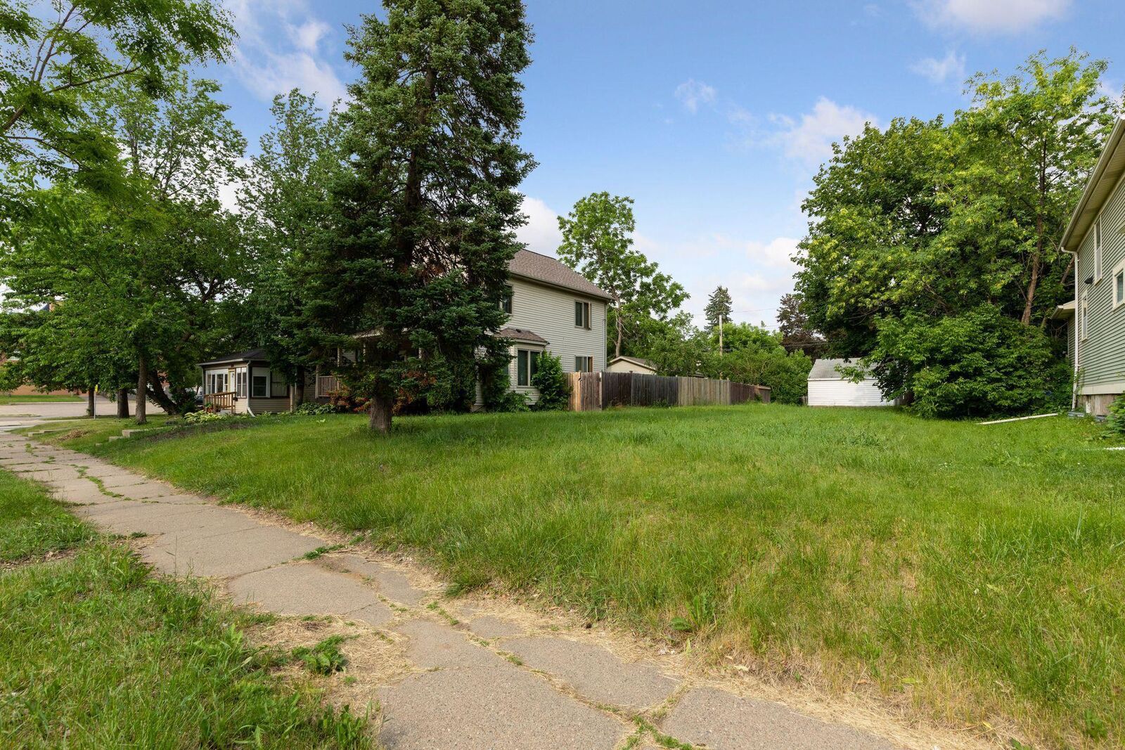 Property Photo:  2818 Humboldt Avenue N  MN 55411 