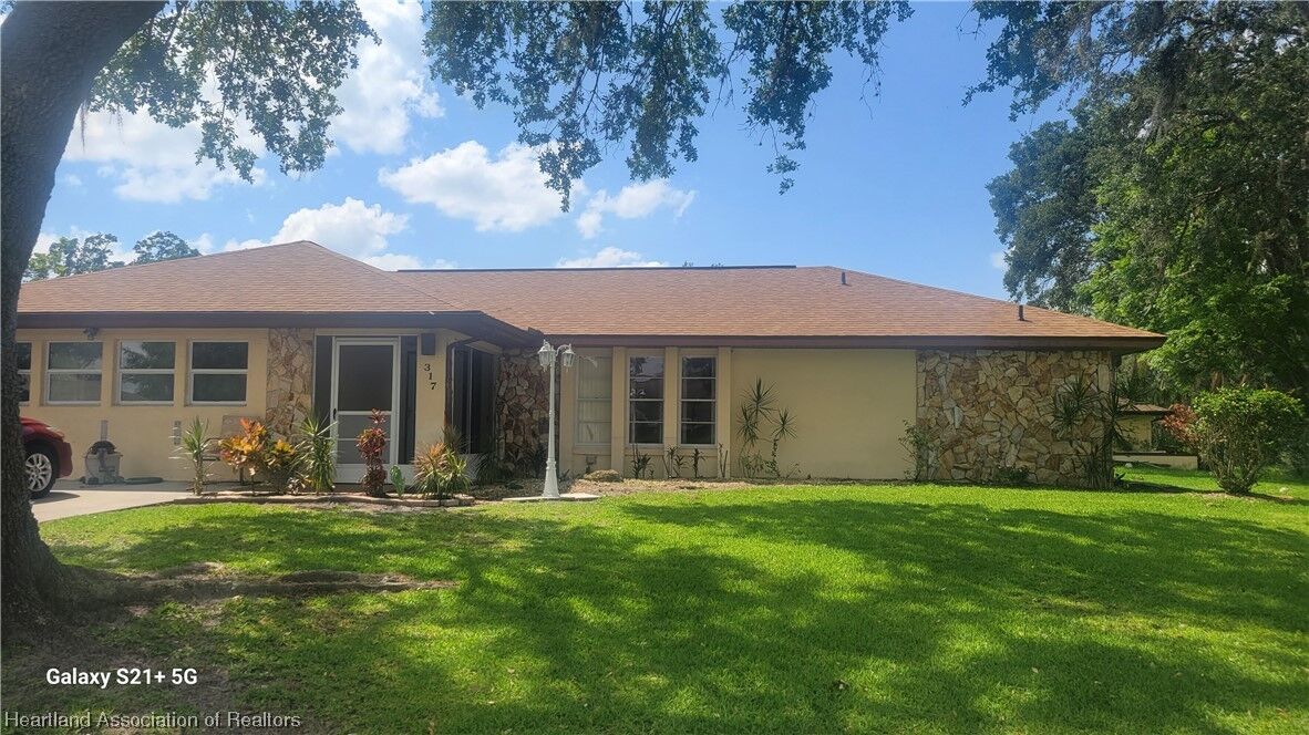 Property Photo: 317 Oak Knolls Circle FL 33876