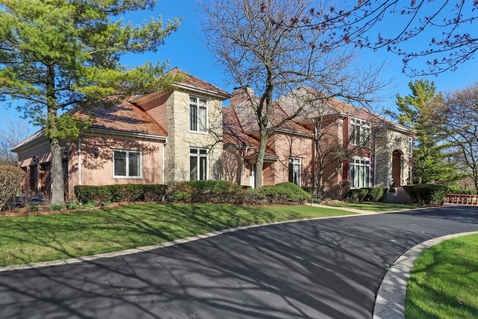 Property Photo: 13 Spring Creek Drive IL 60010