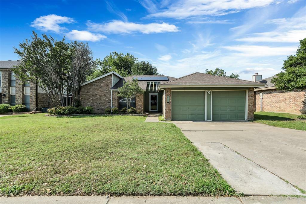 Property Photo:  202 Country Lane  TX 76039 