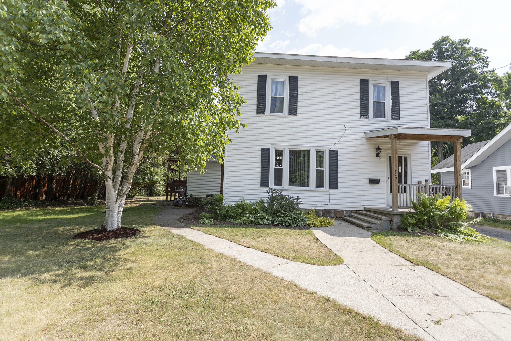 Property Photo:  409 Rust Avenue  MI 49307 