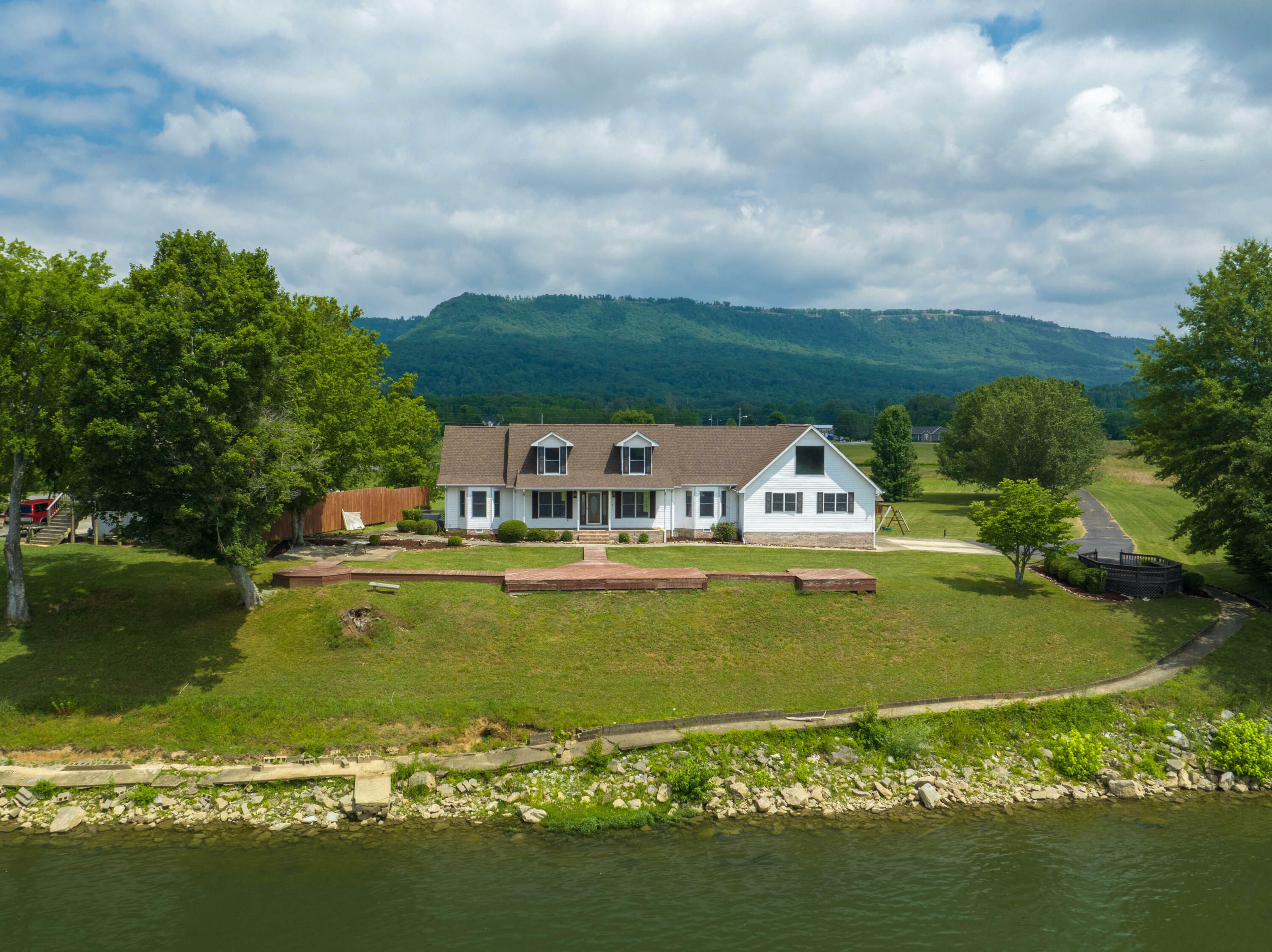 Property Photo:  1028 Water Front Pl  TN 37347 