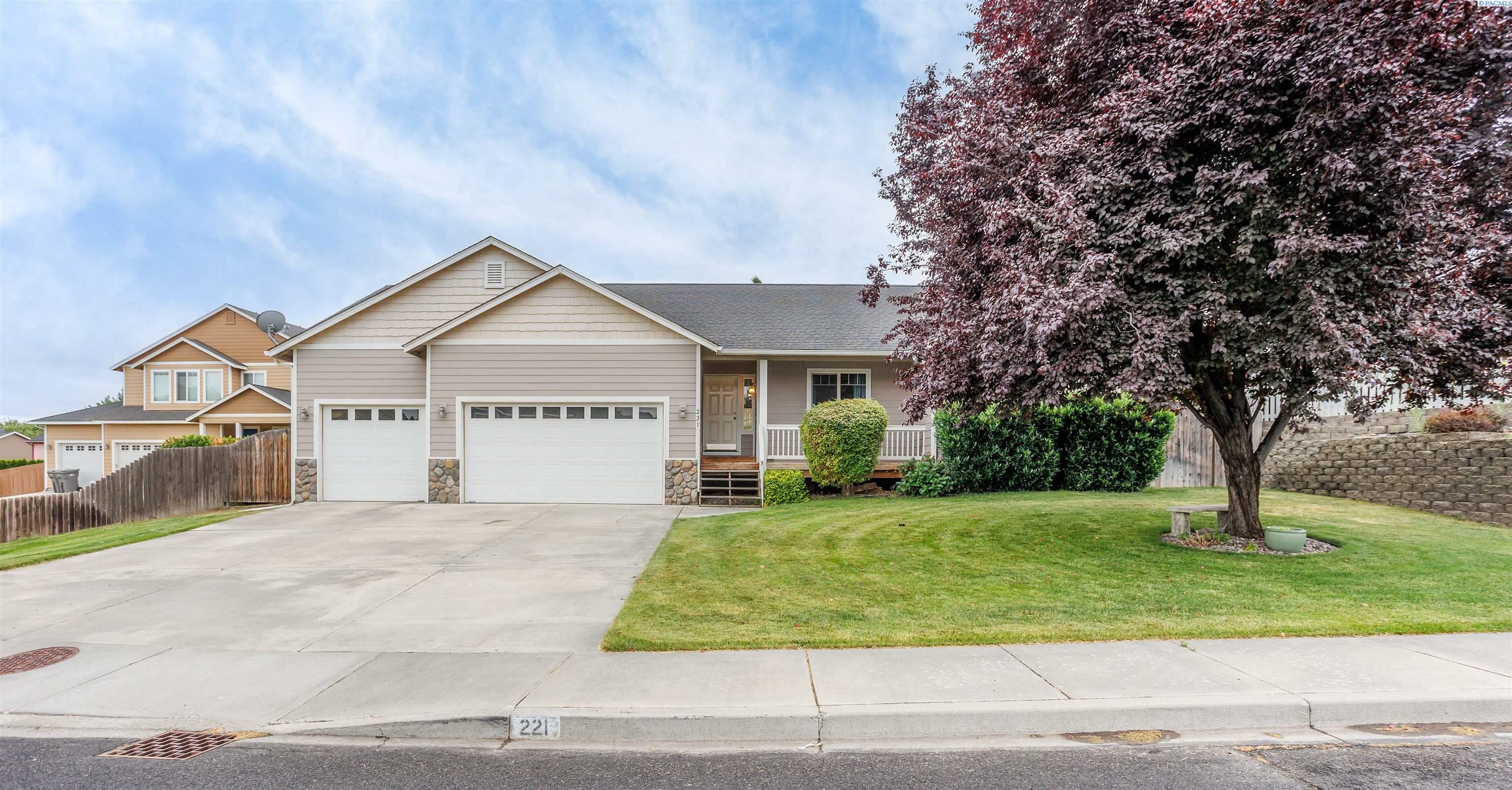 Property Photo:  221 W 52nd Ave  WA 99337 