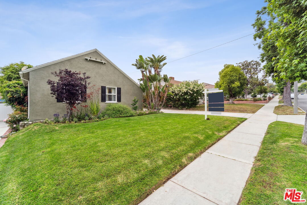 Property Photo:  2743  N Lincoln St  CA 91504 