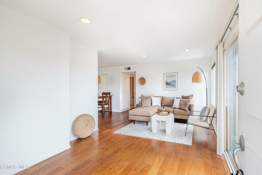 Property Photo:  3119 Harbor Boulevard  CA 93001 