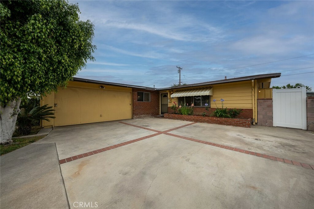 Property Photo: 8415 Decosta Avenue CA 90606