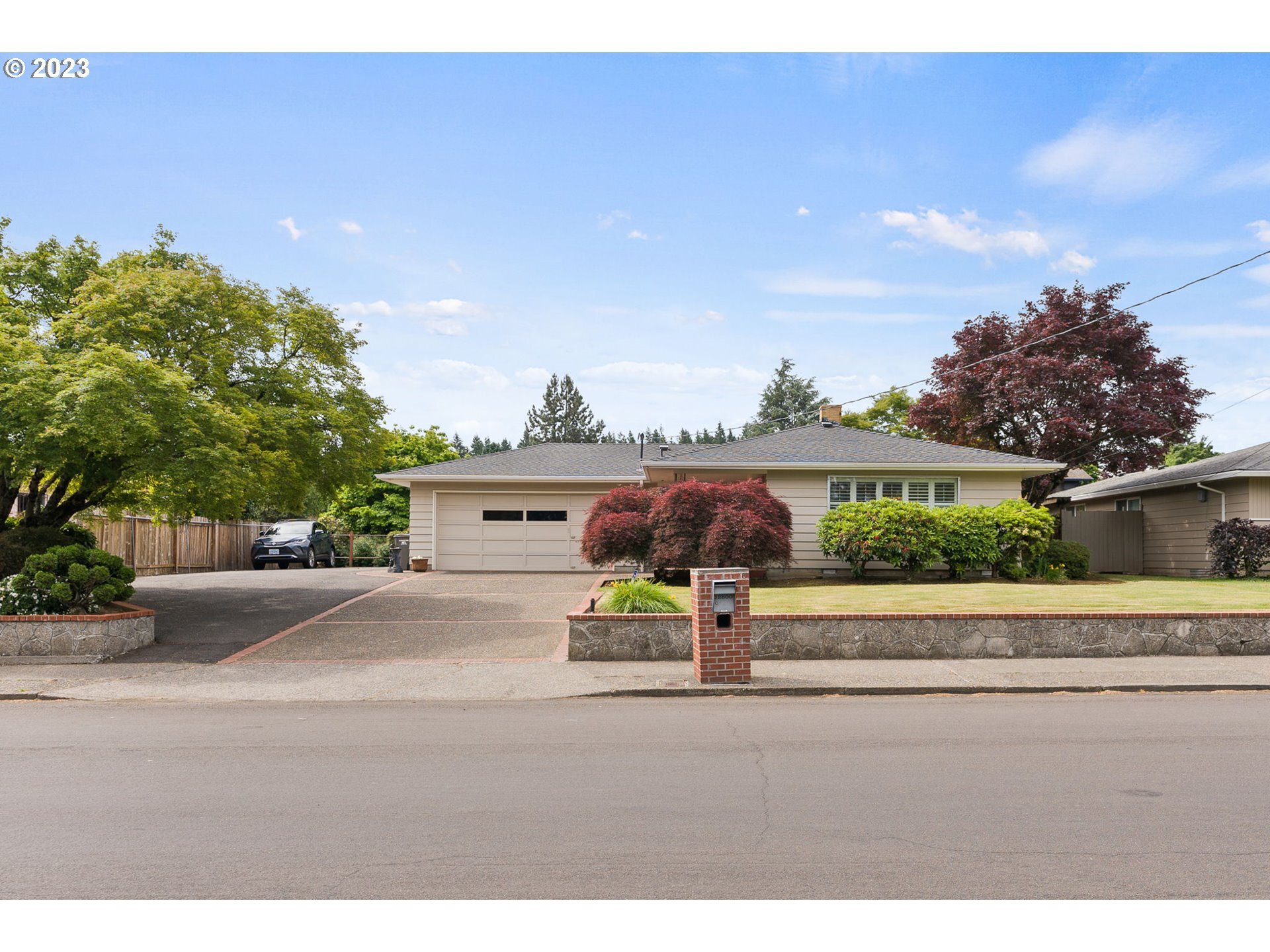 Property Photo:  12800 NE Morris Ct  OR 97230 