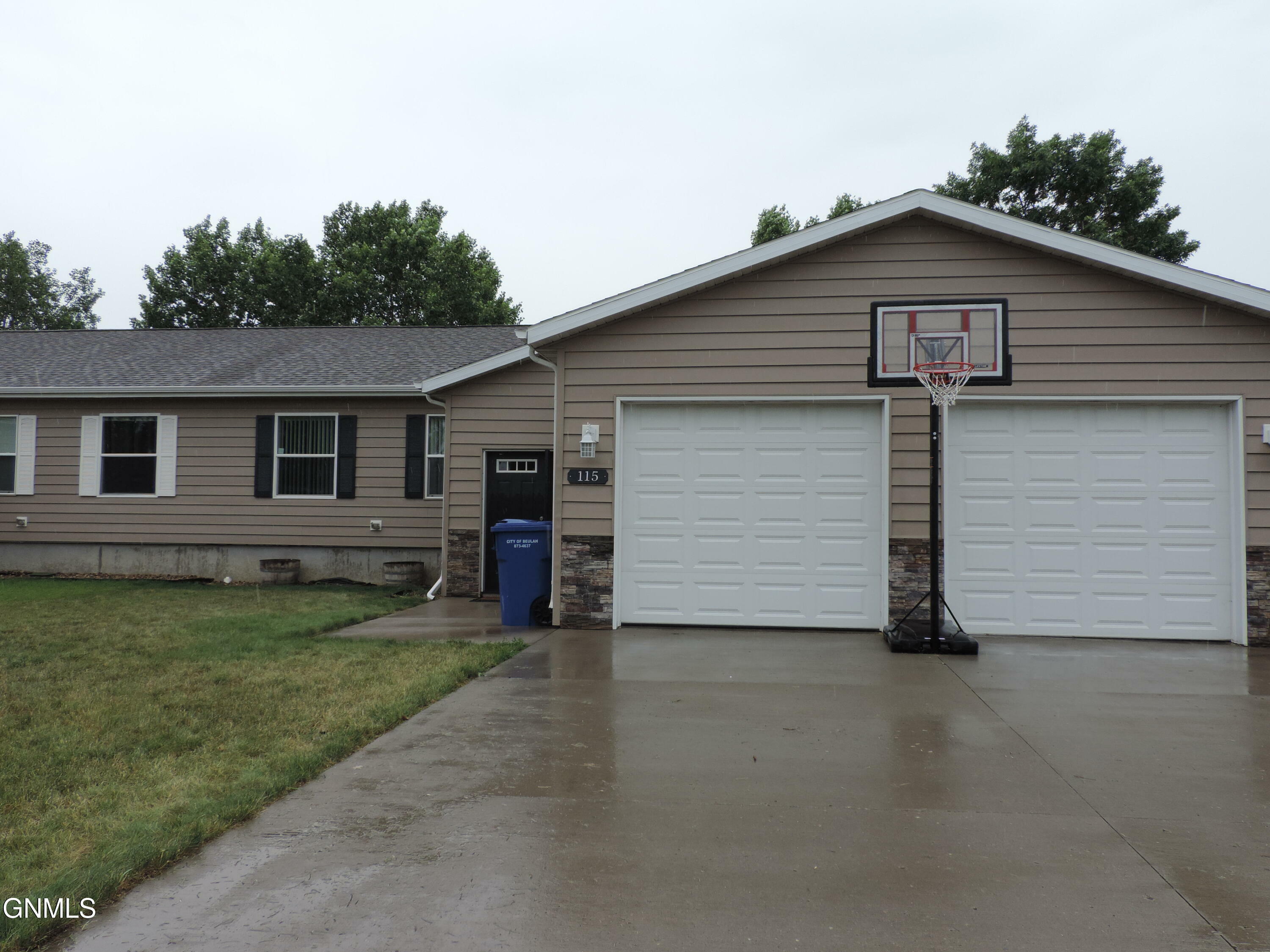 Property Photo:  115 16th Street NW  ND 58523 