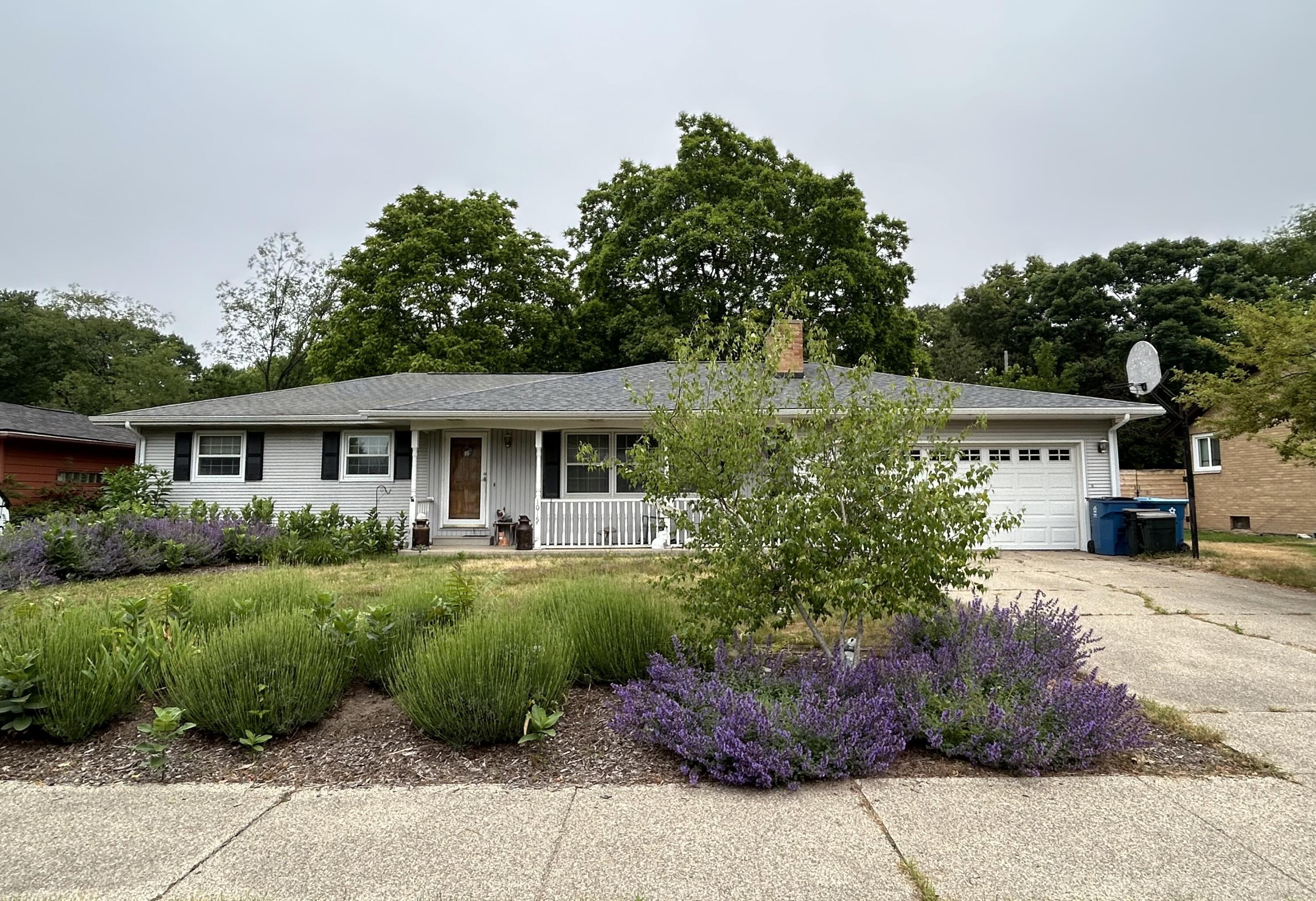 Property Photo:  1015 Orchard Avenue  MI 49417 