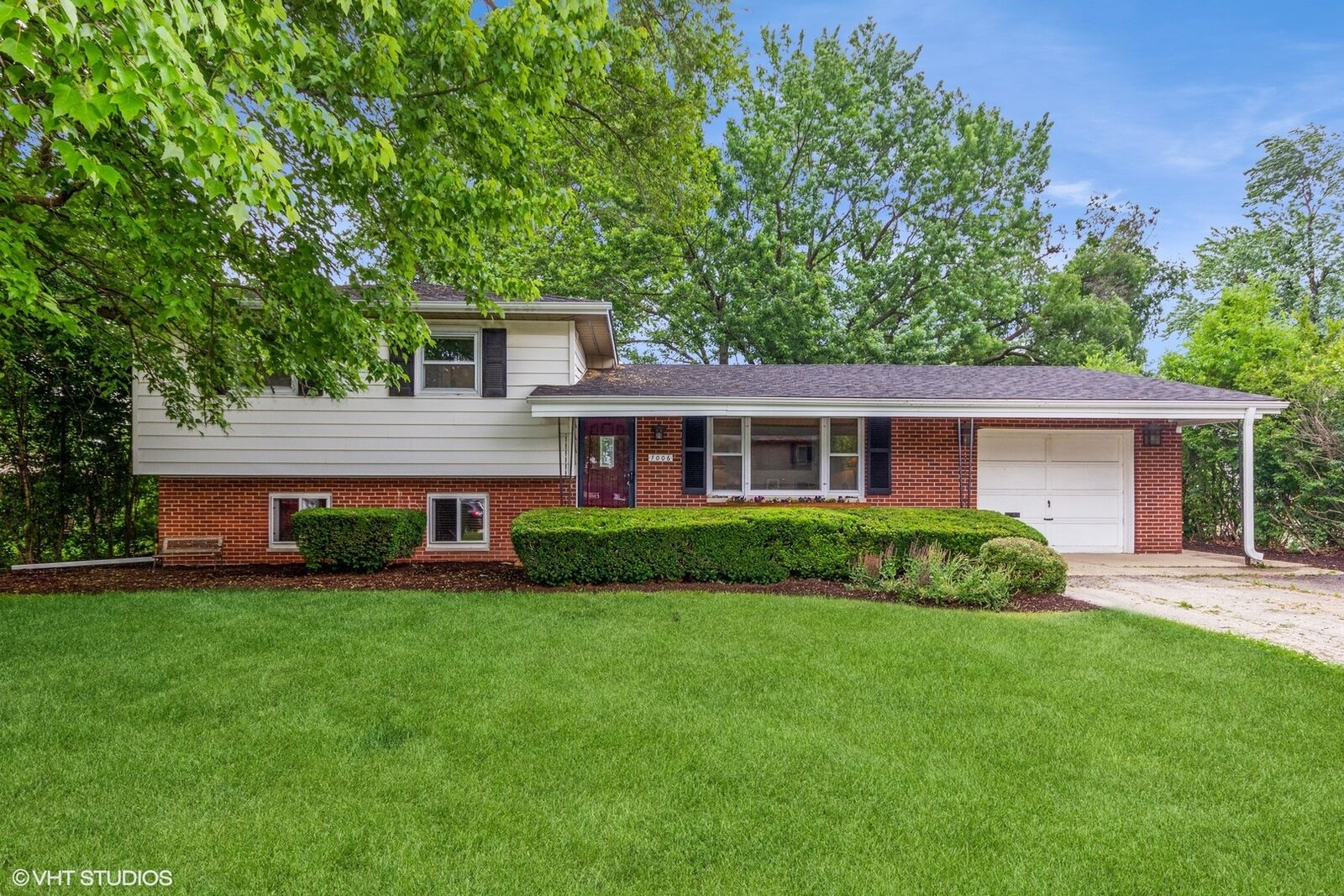 Property Photo:  1006 Gael Drive  IL 60435 