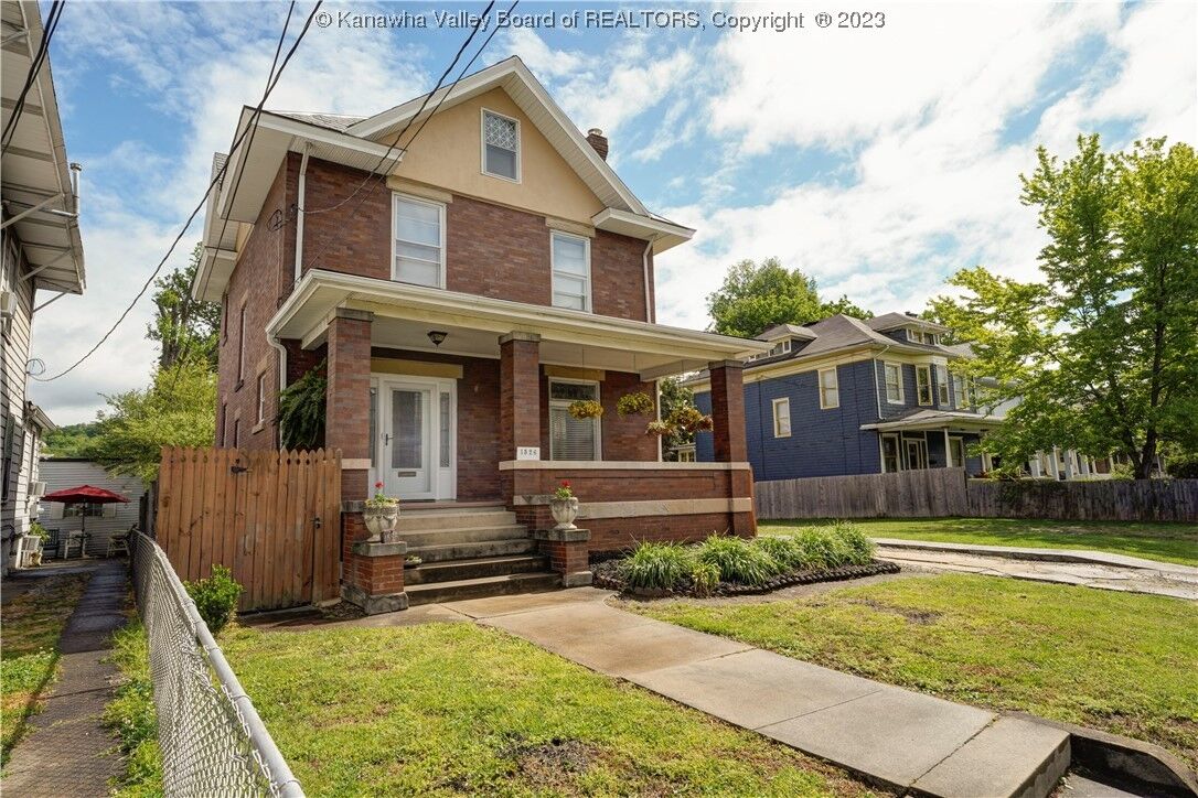 Property Photo:  1526 Lee Street E  WV 25311 