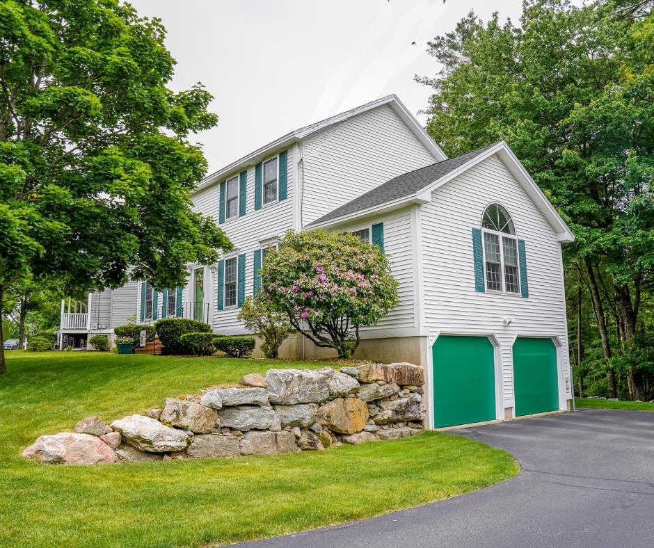 Property Photo:  100 Rosecliff Lane  NH 03109 