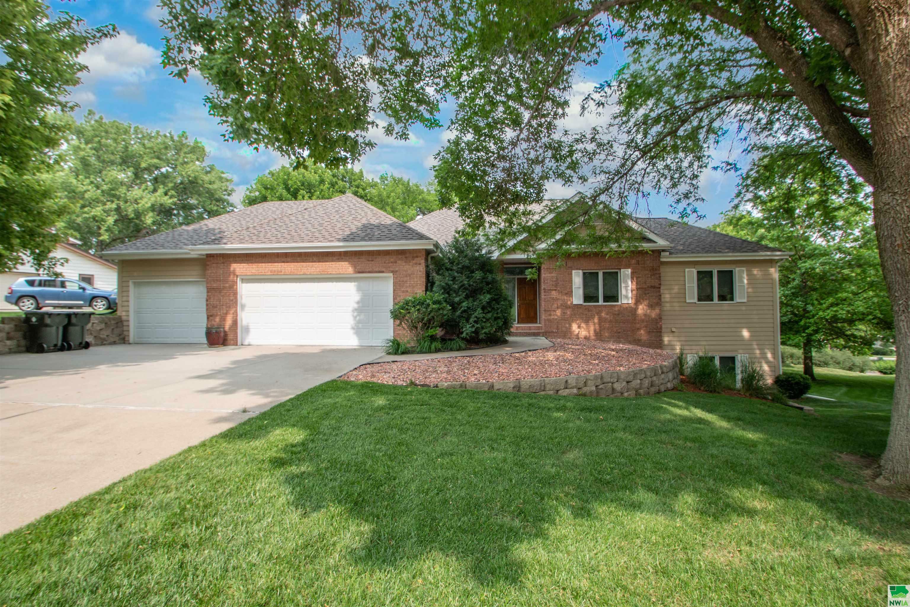 Property Photo:  4300 Manor Circle  IA 51104-1043 