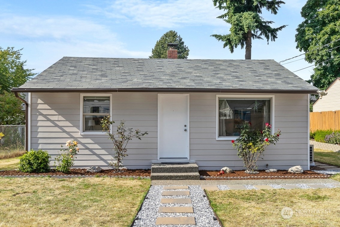 Property Photo:  810 S 195th Street  WA 98148 