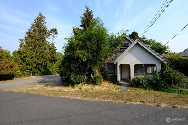 Property Photo:  1008 Clinton Street  WA 98225 