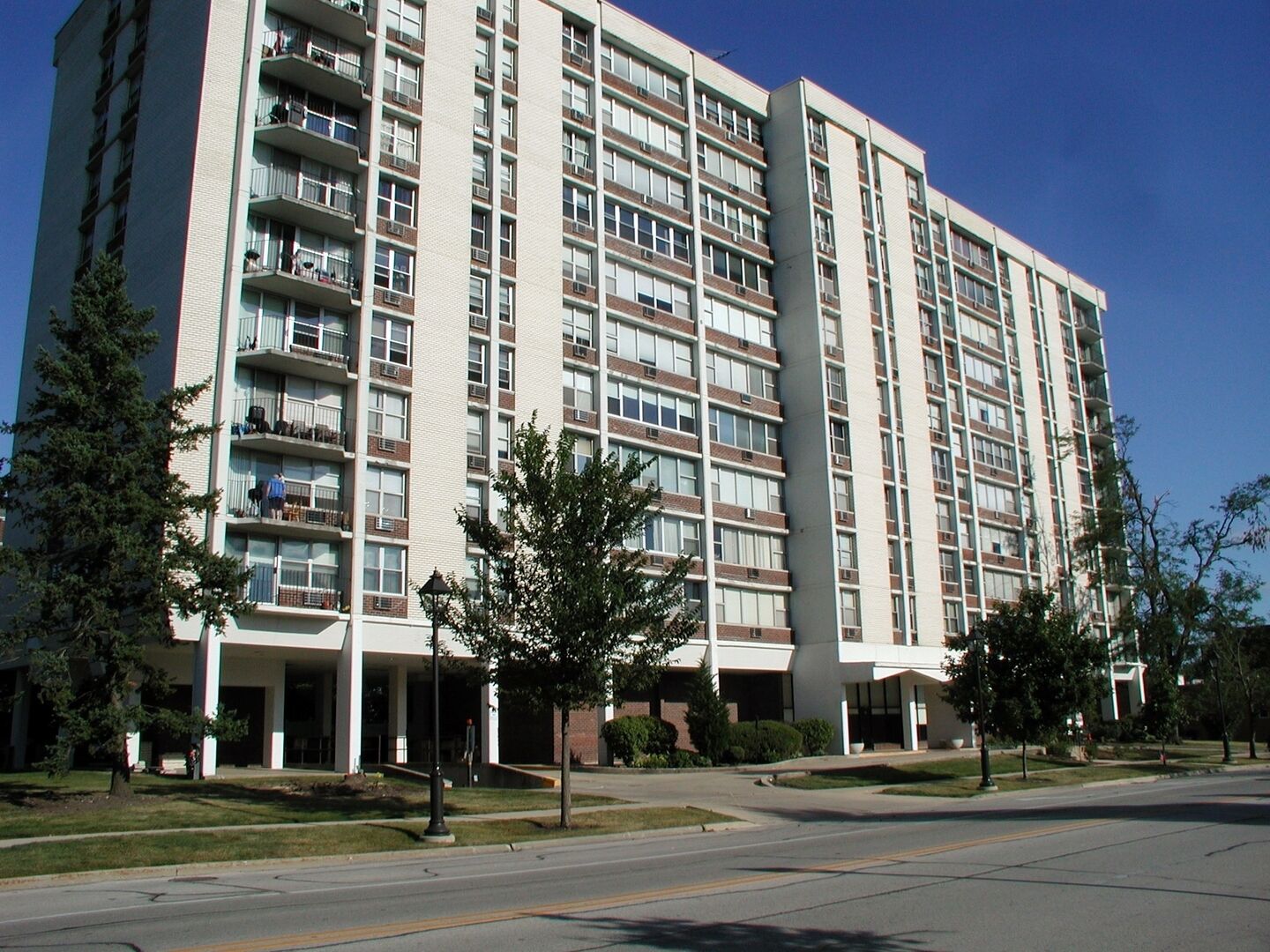 Property Photo: 33 N Main Street 2H IL 60148