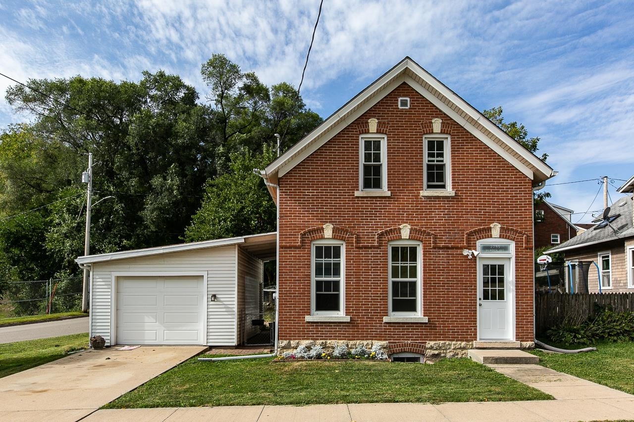 Property Photo:  2735 Burden Street  IA 52001 