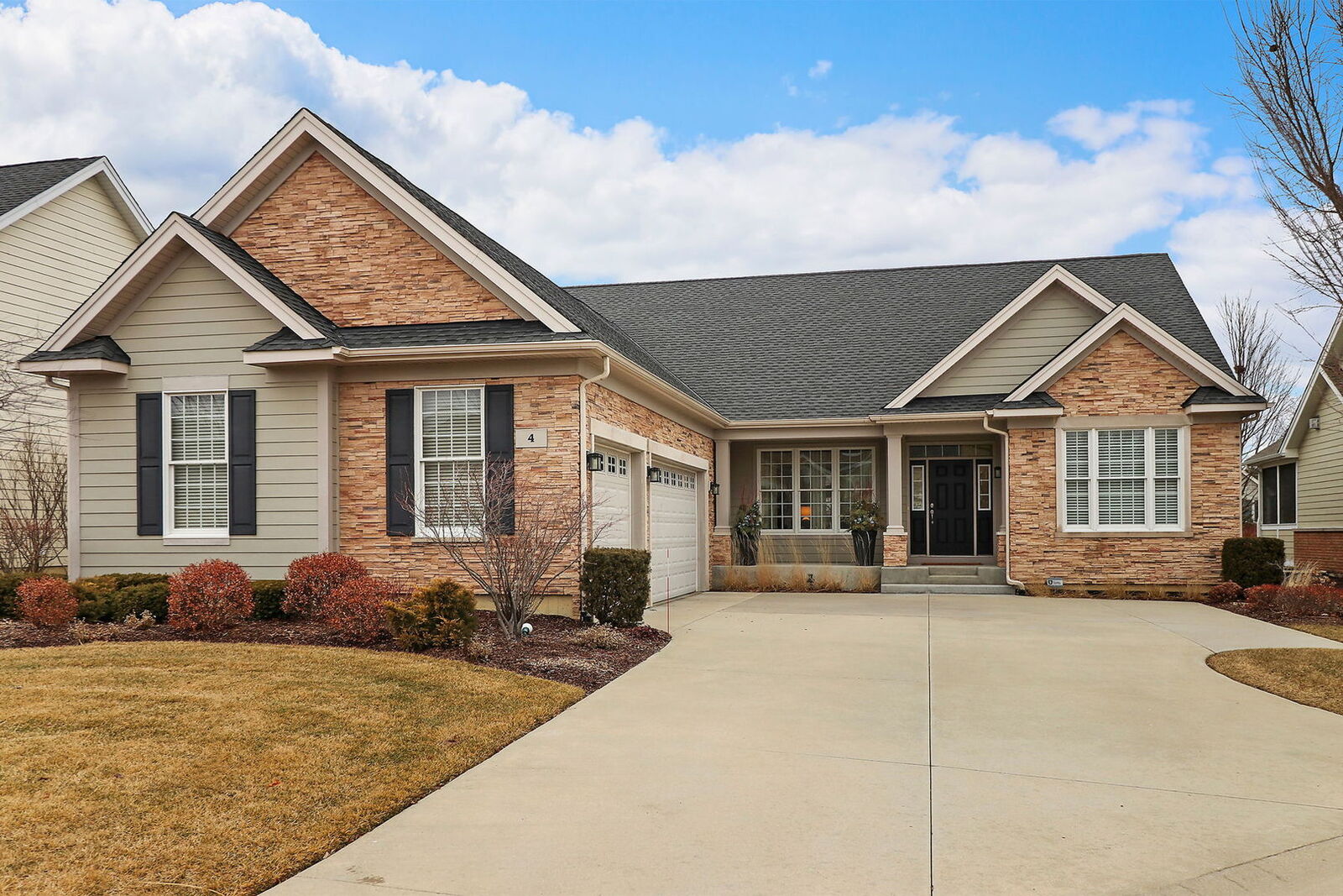 Property Photo: 4 Canyon Court IL 60010