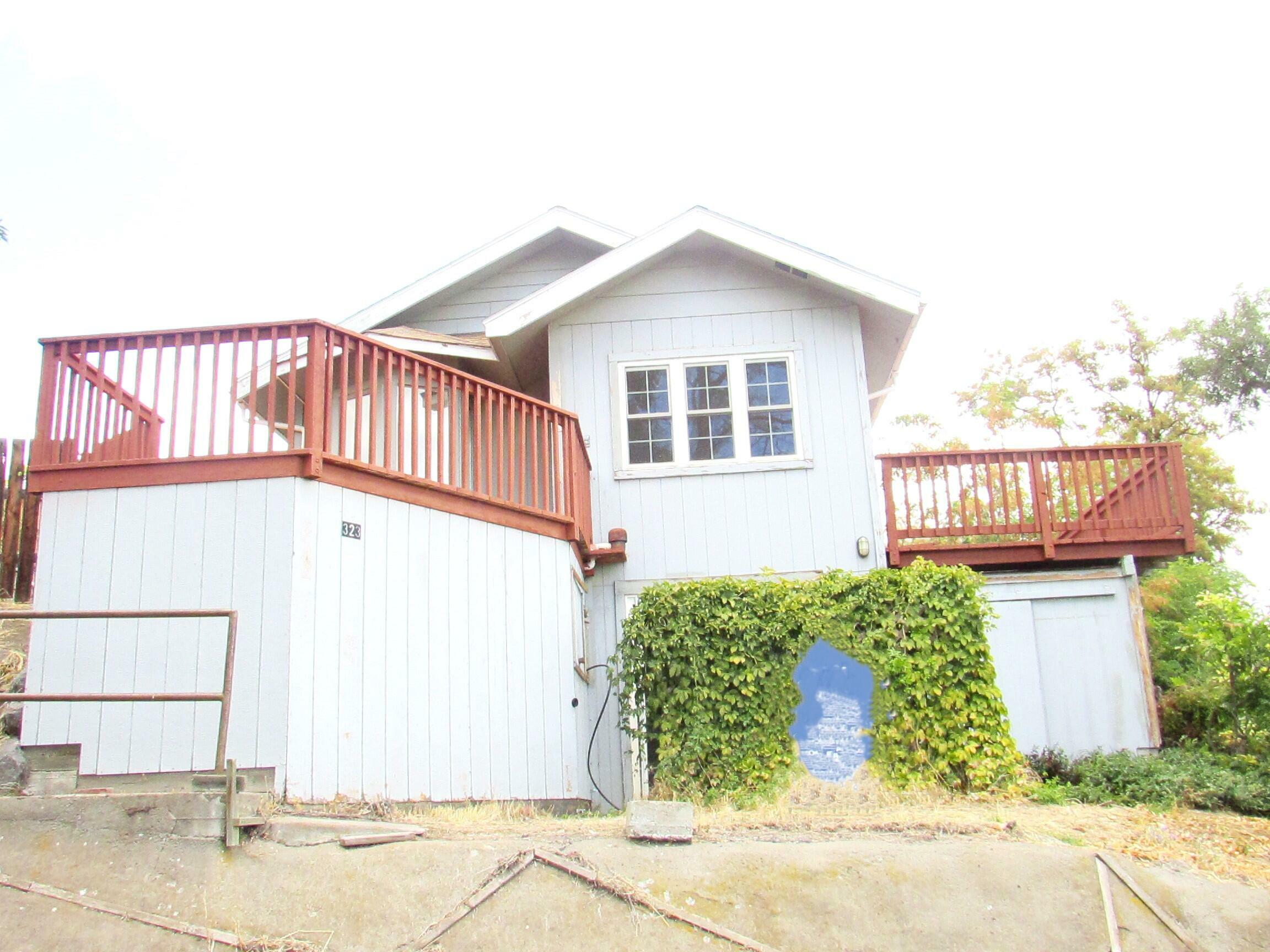 Property Photo:  323 N Laguna Street  OR 97601 