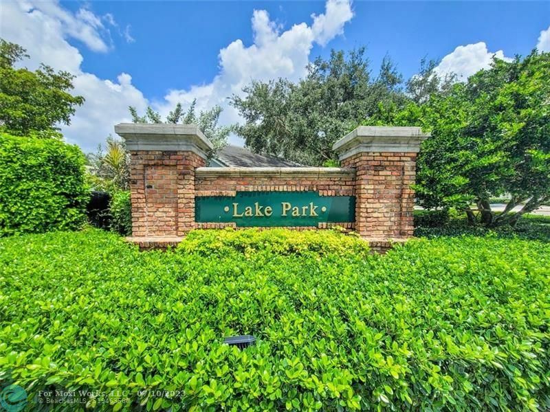 Property Photo:  8865 S Lake Park Cir S  FL 33328 