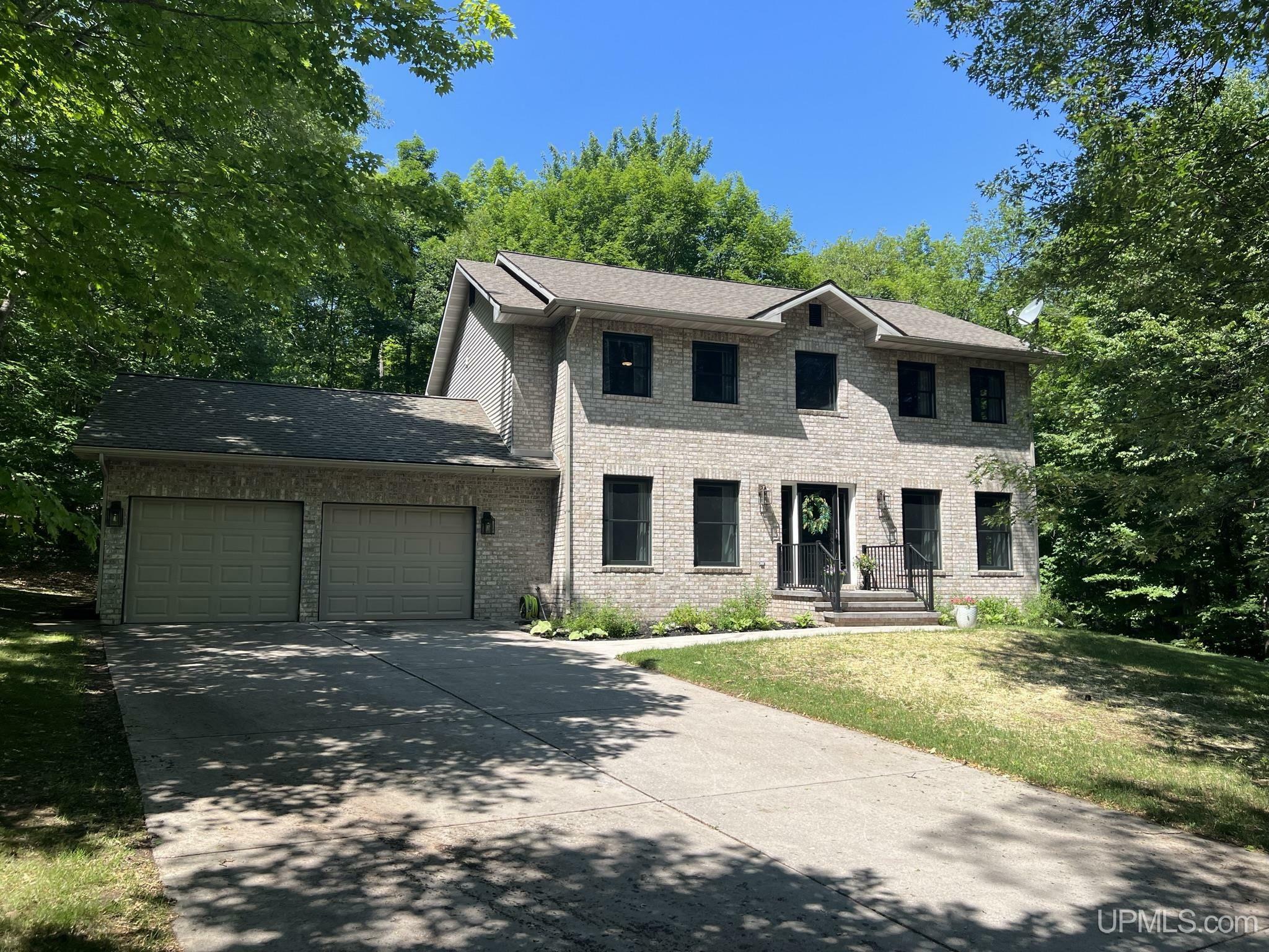 Property Photo:  806 Oak Grove Pkwy  MI 49931 