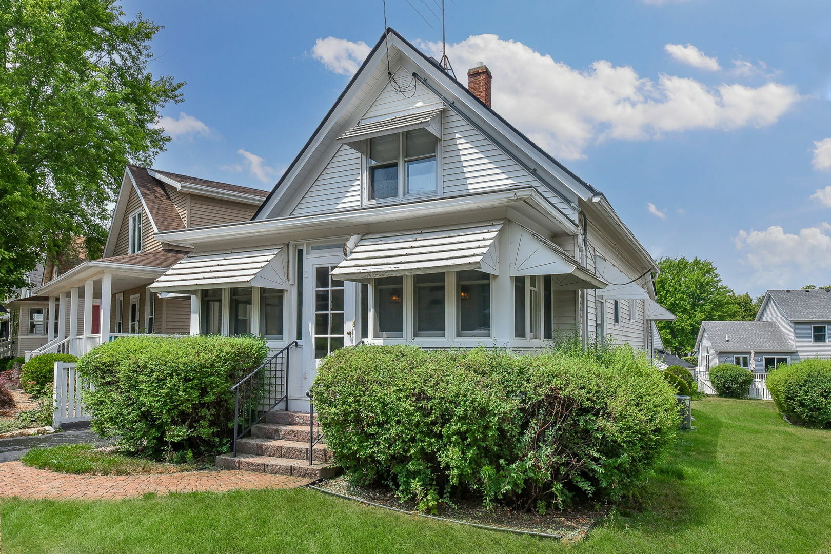 Property Photo:  1304 Dean Street  IL 60174 