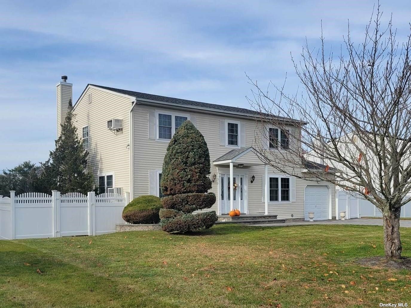 Property Photo:  29 Sunbonnet Lane  NY 11713 